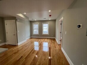 67 Pearl St, Unit #2 in Somerville, MA - Building Photo - Building Photo
