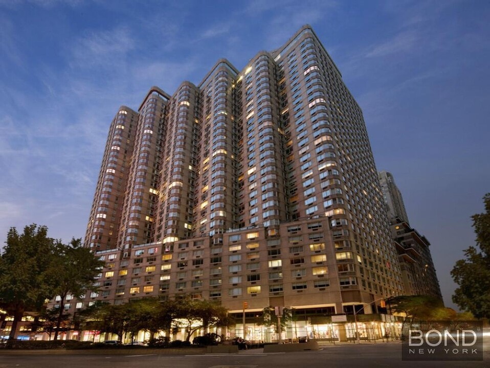 30 W 63rd St in New York, NY - Building Photo