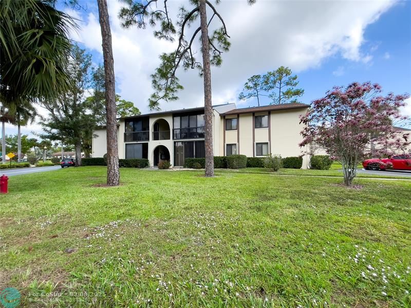 301 Knotty Pine Cir in Greenacres, FL - Building Photo