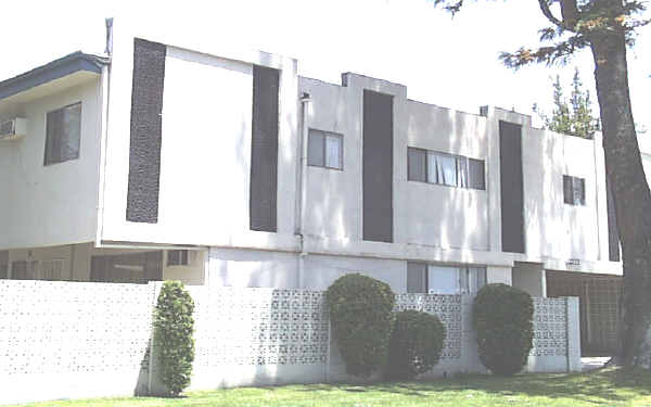12111 Califa St in Valley Village, CA - Foto de edificio - Building Photo