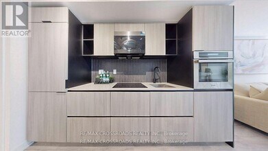 2-302 Augusta Ave in Toronto, ON - Building Photo - Building Photo