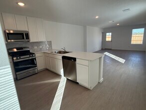 5720 Mangas Cir in Seguin, TX - Foto de edificio - Building Photo