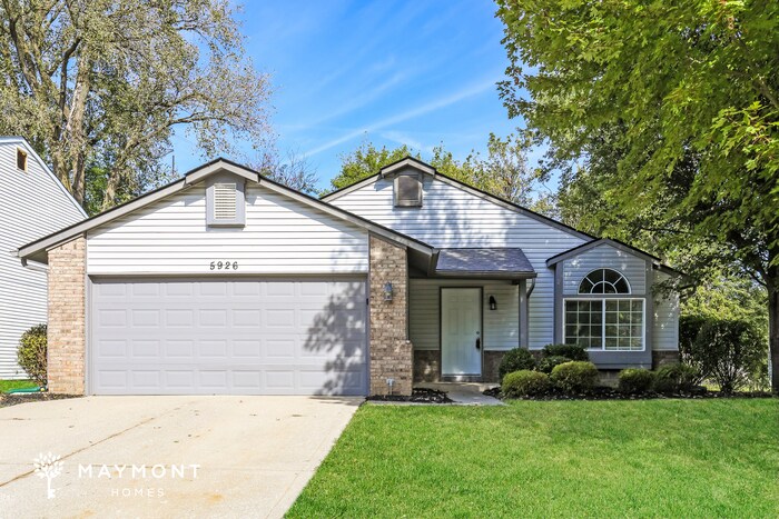 5926 Buck Rill Dr in Indianapolis, IN - Foto de edificio