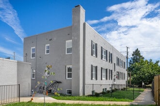 324 61st St NE in Washington, DC - Foto de edificio - Building Photo