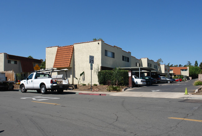 5580 Lake Park Way in La Mesa, CA - Foto de edificio - Building Photo