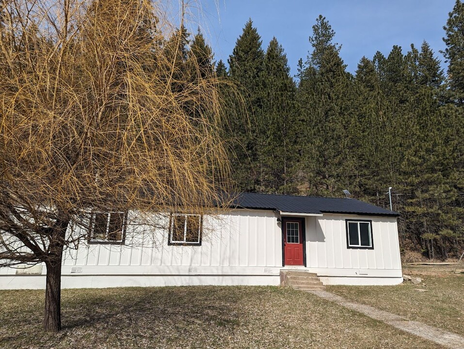 3999 Grangemont Rd in Orofino, ID - Building Photo