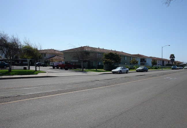 Bay Laurel Apartments in Lompoc, CA - Foto de edificio - Building Photo