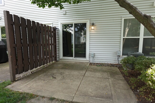1070 Woodhill Ct in Elgin, IL - Building Photo - Building Photo