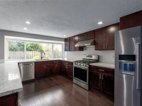 16800 NW Coburg Ln in Beaverton, OR - Building Photo - Building Photo