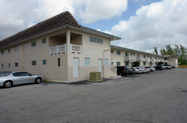 Robinhood Apartments in Miami, FL - Foto de edificio - Building Photo