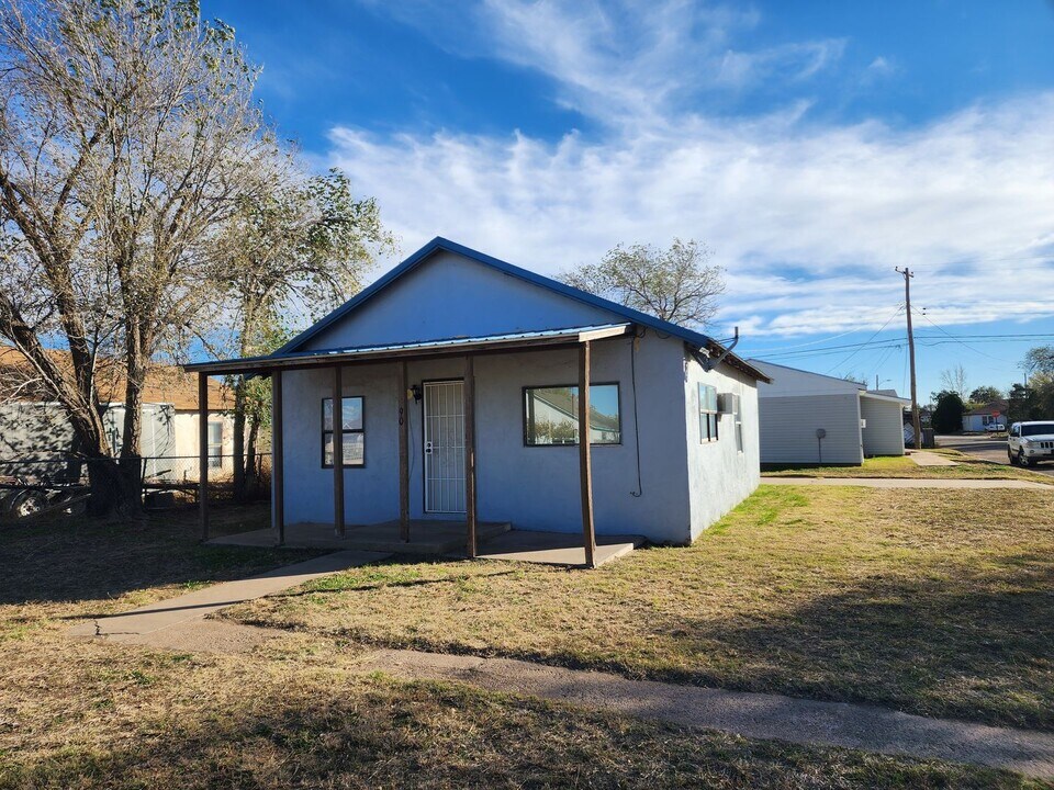 900 E Danube St in Portales, NM - Building Photo