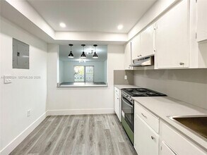 2005 Sans Souci Blvd in North Miami, FL - Building Photo - Building Photo