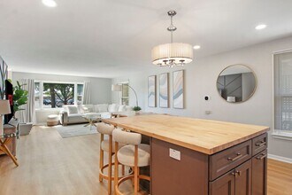 410 W Mueller St in Arlington Heights, IL - Foto de edificio - Building Photo