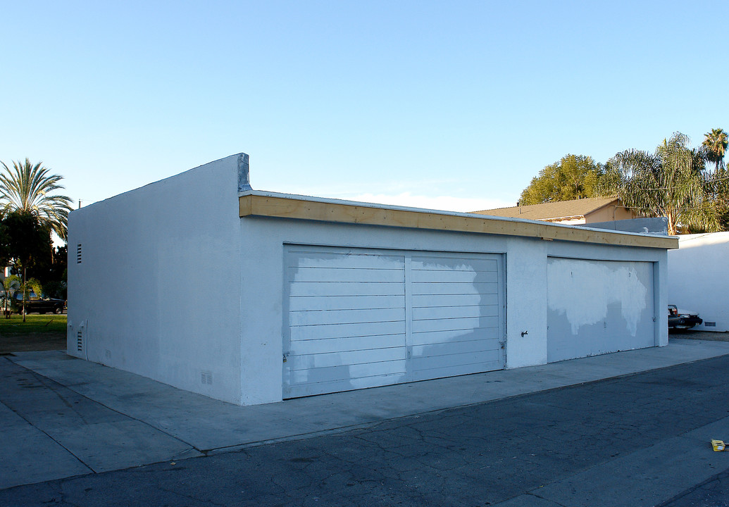 1815 W Crestwood Ln in Anaheim, CA - Building Photo