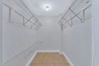 2185 NW 16th Ter, Unit 19 in Miami, FL - Building Photo - Building Photo
