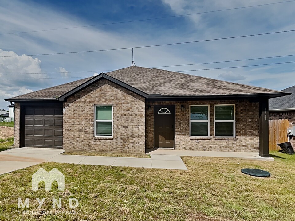 5815 Black Pine Cir in Granbury, TX - Foto de edificio