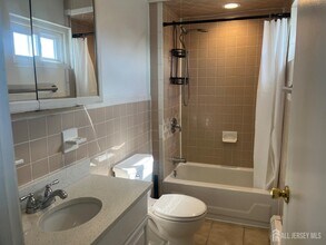 110 Oak Tree Ave in South Plainfield, NJ - Building Photo - Building Photo