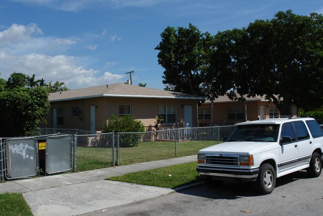 2489 SW 27th St in Miami, FL - Building Photo - Building Photo