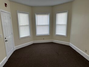 810 Brock Ave, Unit 3N in New Bedford, MA - Foto de edificio - Building Photo