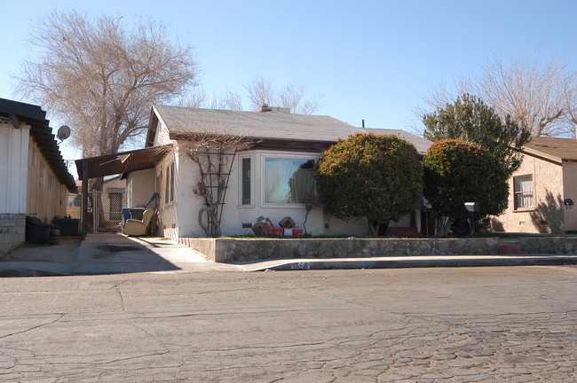 116 E Fredericks St in Barstow, CA - Foto de edificio - Building Photo