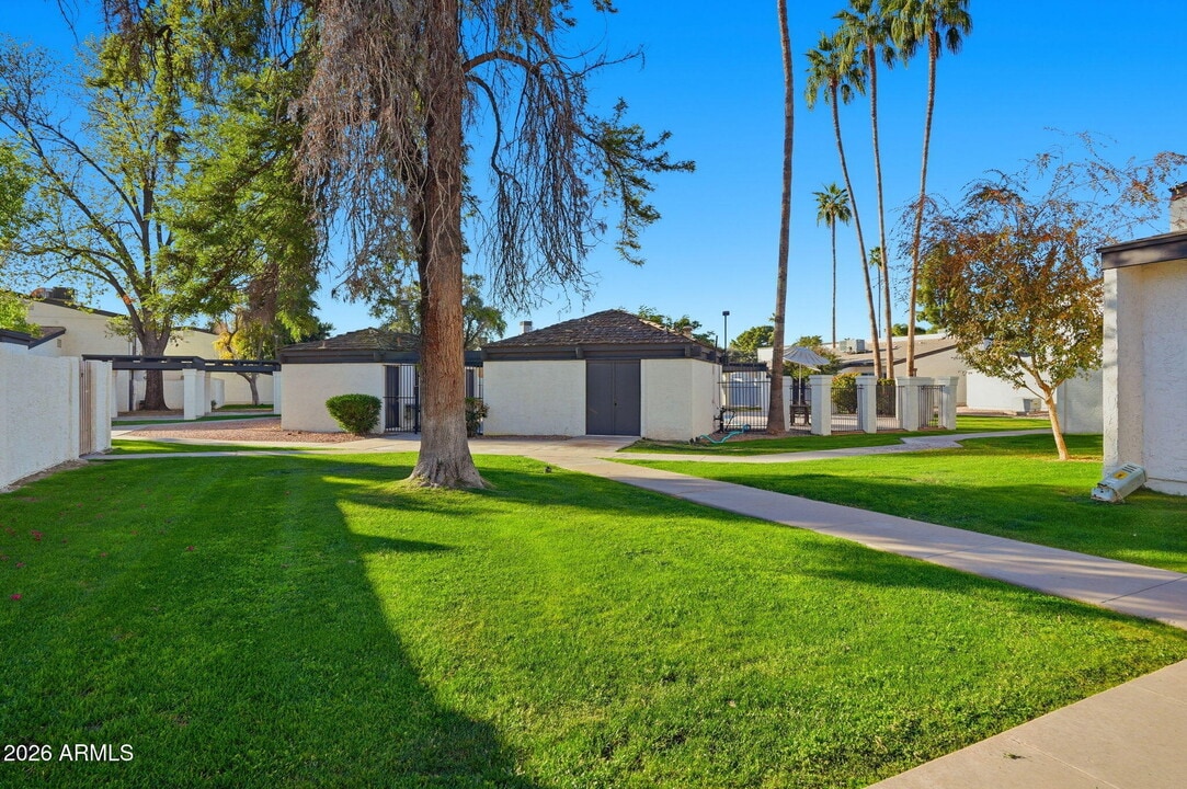 1051 S Dobson Rd in Mesa, AZ - Building Photo