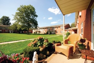 Fairfield Village at Levittown in Levittown, NY - Foto de edificio - Building Photo