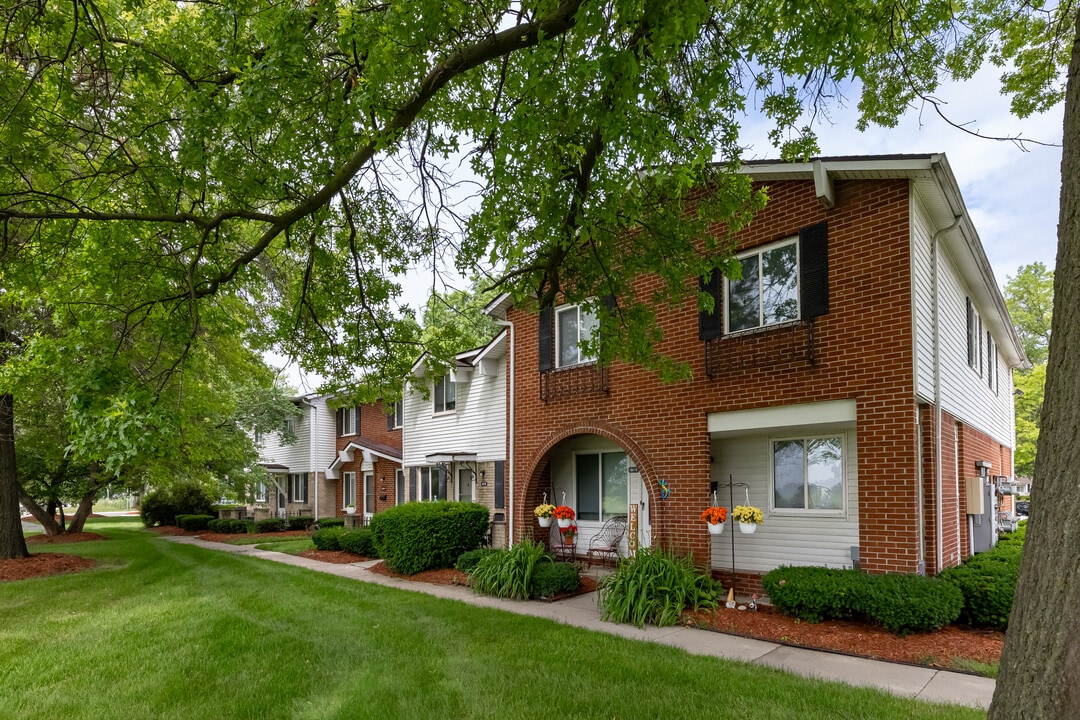 The Hamptons of Brownstown Apartments in Brownstown, MI - Building Photo