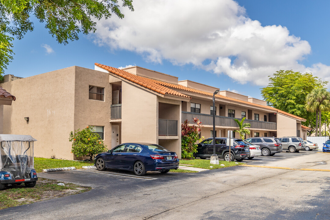 Park Lake Village Condo in Miami, FL - Building Photo