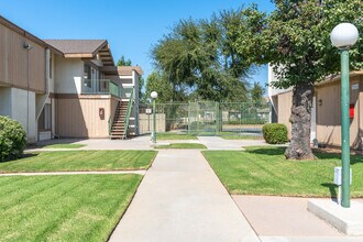 Village Green in Moreno Valley, CA - Foto de edificio - Building Photo