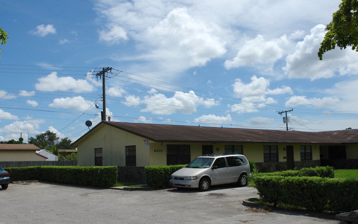 6200 Washington St in Hollywood, FL - Building Photo