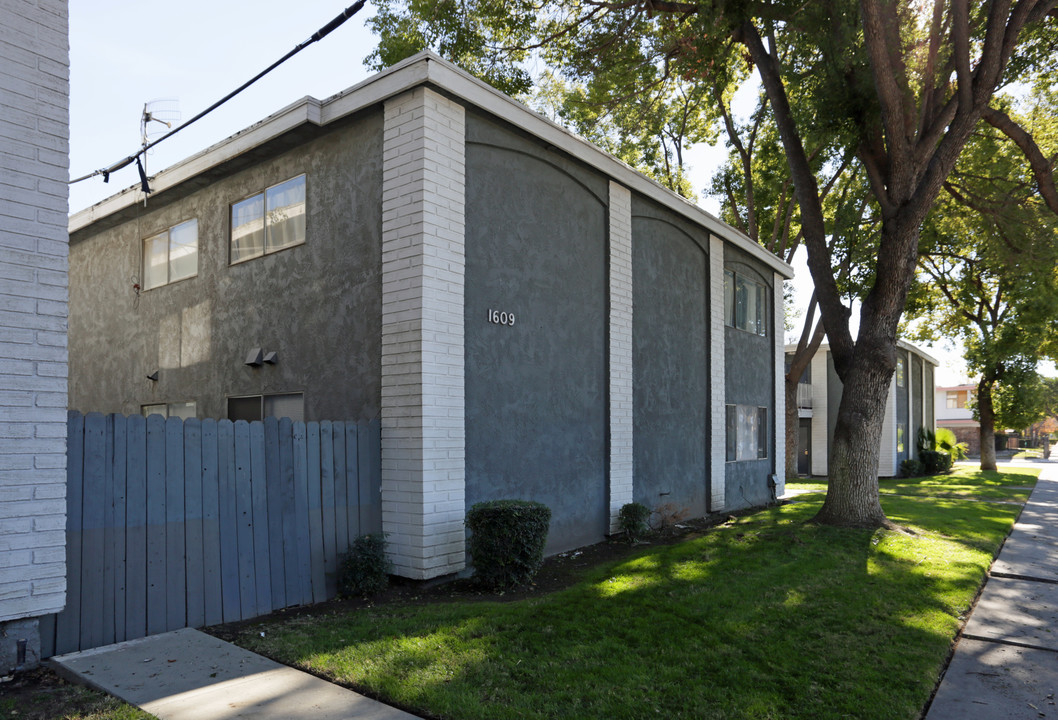 Arrowview Apartments in San Bernardino, CA - Building Photo