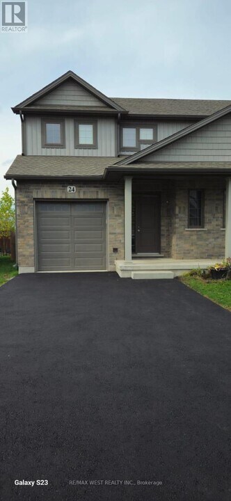 24 Manhattan Ct. in St Catharines, ON - Building Photo