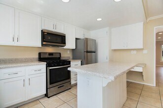 21804 Lake Vista Dr in Lake Forest, CA - Building Photo - Building Photo