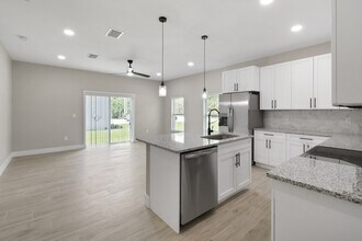 1388 NW Charlie Green Dr in Stuart, FL - Building Photo - Building Photo