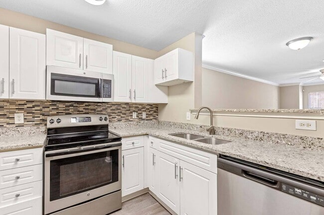 Alexander Crossing Apartments & Townhomes in Loganville, GA - Building Photo - Building Photo