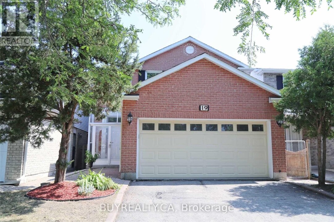 19 Lisa Crescent in Vaughan, ON - Building Photo