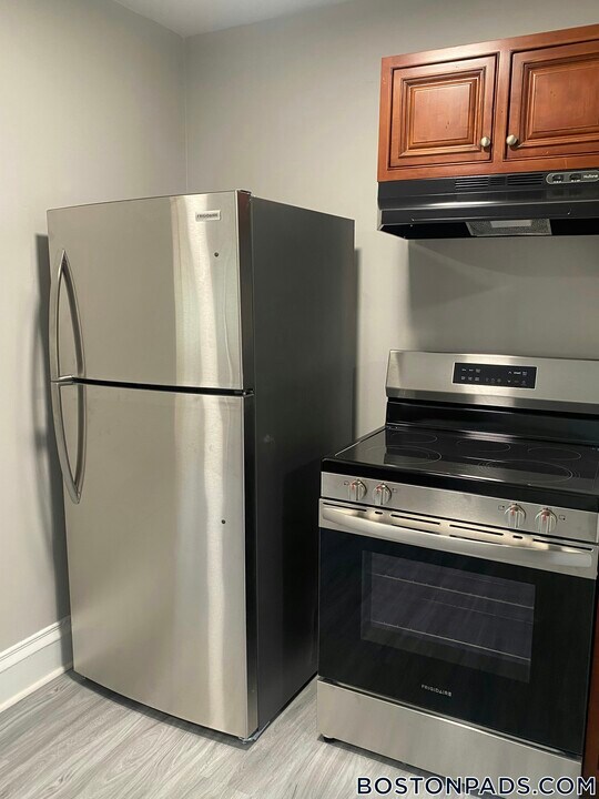 20 Wall St in Foxboro, MA - Building Photo