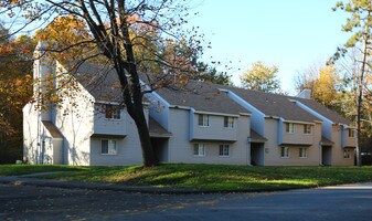 Fox Run Apartments in Clifton Park, NY - Building Photo