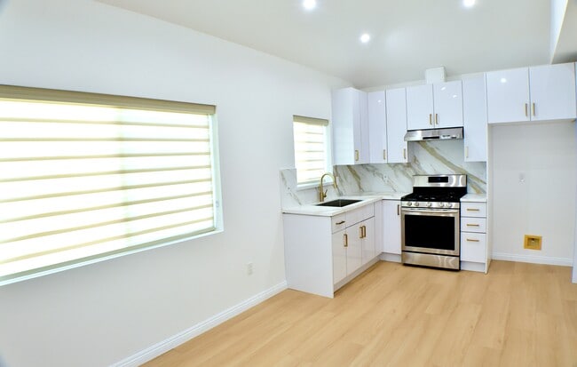 13127 Azores Ave in Sylmar, CA - Foto de edificio - Building Photo