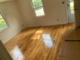 47 Lyness St in Manchester, CT - Building Photo