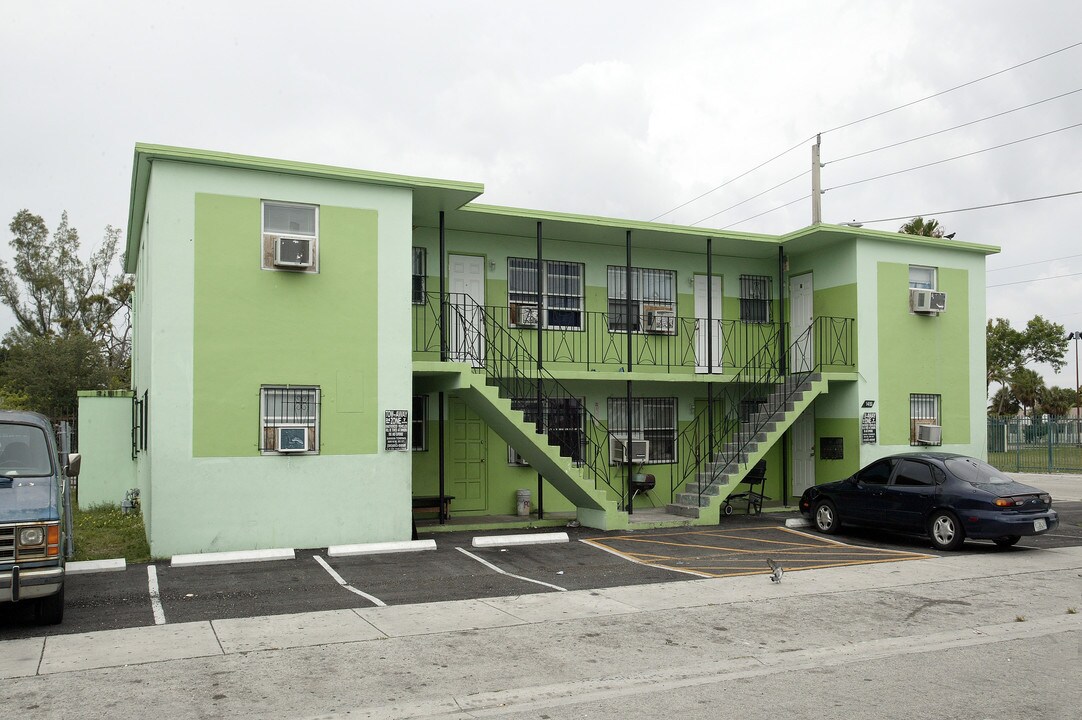 1400 NW 61st St in Miami, FL - Foto de edificio