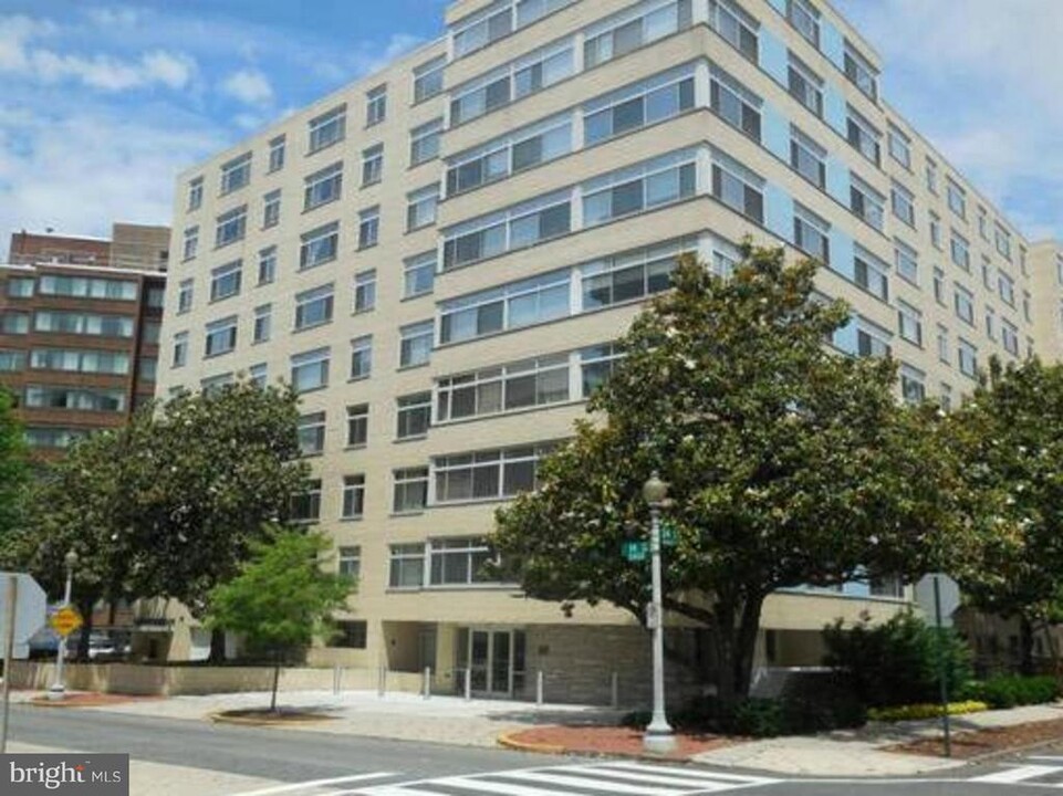 2401 H St NW in Washington, DC - Building Photo