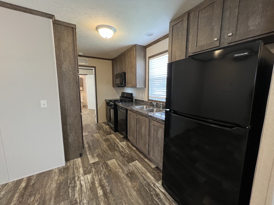 177 Magnolia Pl in Belleville, MI - Building Photo
