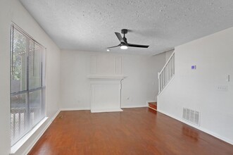 5022 Windsor Downs Dr in Decatur, GA - Foto de edificio - Building Photo