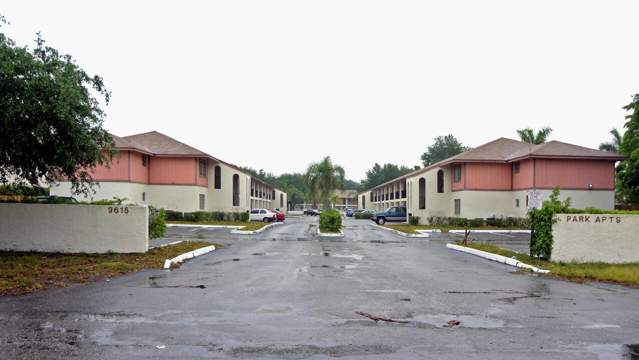 Park Apartments in Pembroke Park, FL - Foto de edificio