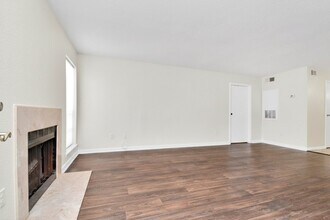 7400 Bellerive Dr in Houston, TX - Building Photo - Building Photo