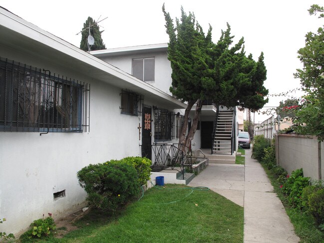 826 S Larch Ave in Inglewood, CA - Building Photo - Building Photo