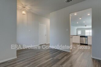 242 Holland Pk in Schertz, TX - Building Photo - Building Photo