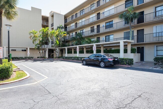 896 N Federal Hwy-Unit -527 in Lantana, FL - Building Photo - Building Photo