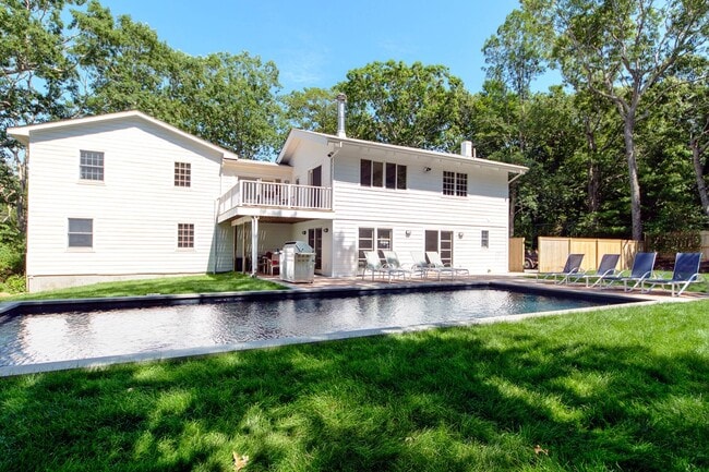 62 Turtle Cove Dr in Southampton, NY - Building Photo - Building Photo